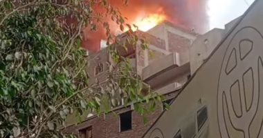 قطع التيار الكهربائى عن موقع حريق مخزن الحرفيين لإسراع عمليات الإطفاء