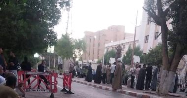 قاعدين فى الشارع من الفجر.. زحام على تقديم أوراق الترشح أمام محكمة قنا