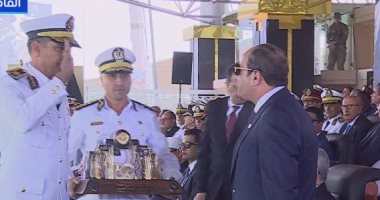 رئيس أكاديمية الشرطة يهدى الرئيس السيسى مجسما تذكاريا يجسد رموز الوطنية