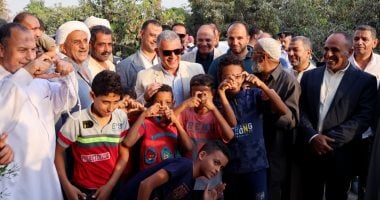 محافظ الإسماعيلية يفتتح أعمال إنشاء طريق الحمادات- السحارة- أبوآدم