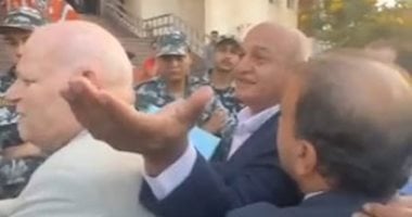خناقات ومشادات كلامية بين أنصار مرشحى مجلس النواب أمام محكمة دمياط.. صور
