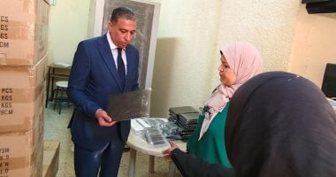 وصول أجهزة التابلت مدارس الجيزة استعدادا لتسليمه لطلبة أولى ثانوى.. صور