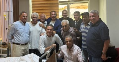 قدامي الزمالك في زيارة للمعلم حسن شحاتة للإطمئنان علي صحته .. صور