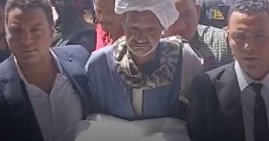 لحظة تقديم الكفن وإنهاء خصومة ثأرية خلفت 11 قتيلا بمذبحة أبو حزام قنا.. فيديو