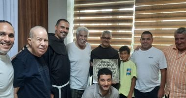 الأب بطرس دانيال فى زيارة للكابتن حسن شحاتة بالمستشفى.. صورة