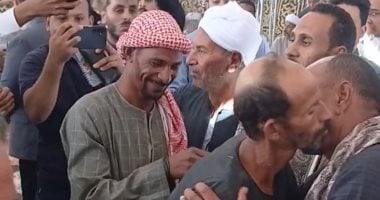 شاهد لحظة العناق الأخوى بعد إنهاء خصومة ثأرية بين عائلتى مذبحة أبو حزام بقنا