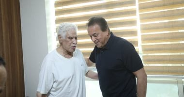 وزير الصحة يزور الكابتن حسن شحاتة للاطمئنان على حالته الصحية.. صور