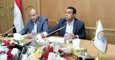 نائب محافظ قنا يبحث مع القيادات التنفيذية آليات تسريع عمل ملفات التقنين والتصالح