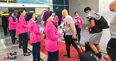 وزير الرياضة فور وصوله بصحبة منتخب مصر: مبروك للشعب.. وأبوريدة: مصر بتفرح