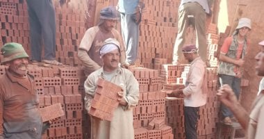 عم محمود عامل طوب يخطف القلوب بصوته العذب داخل مصنع بالدقهلية.. فيديو وصور