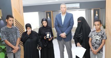 محافظ أسوان يكرم أسر العاملين المتوفيين بشركة المياه ومشروع النظافة