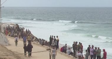 سكان غزة يصطفون على الشواطئ احتفالا بوقف إطلاق النار