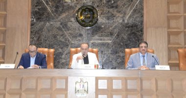 محافظ أسيوط يكرم أبطال السباحة بعد فوزهم بالمركز الأول فى بطولة الصعيد لمراكز الشباب