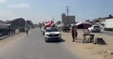 أهالى غزة يستقبلون المساعدات بالفرح والزغاريد وأعلام مصر.. فيديو