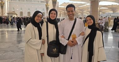 سامح حسين برفقة أسرته بعد آداء مناسك العمرة.. صورة