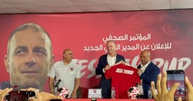 وليد صلاح الدين يهدي ياس سوروب قميص الأهلي والمدرب مازحًا: كنت أتمنى رقم 9