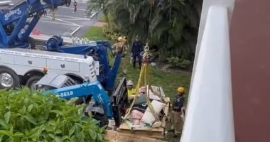 إنقاذ رجل يزن 272 كيلوجرامًا من منزله فى فلوريدا باستخدام رافعة ونش.. فيديو