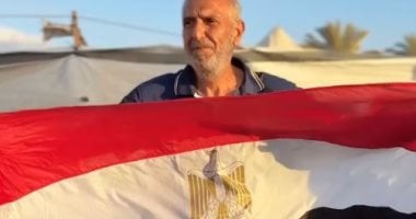 فلسطينيون يرفعون الأعلام المصرية ويغنون "يا دنيا سامعاني".. صور وفيديو