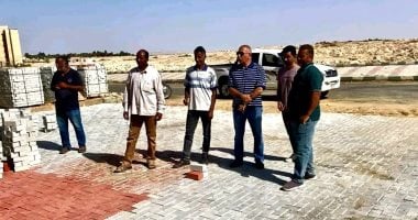 استكمال إنارة الميادين الرئيسية في الفرافرة وتفعيل شاشة العرض الرئيسية