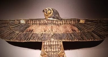 مقتنيات المتحف المصرى.. قلادة على هيئة صقر تحمل اسم آمون إم أوبت