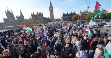 تظاهر عشرات الآلاف من المحتجين المؤيدين لفلسطين فى شوارع لندن