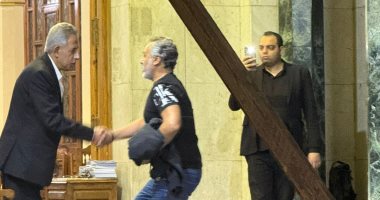 إيهاب فهمى ويسرى حسان فى عزاء الراحل عمرو دوارة