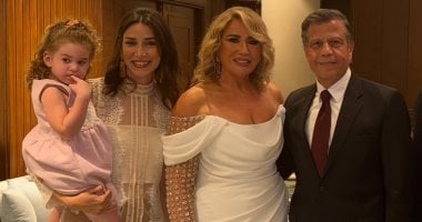 إيناس الدغيدي وابنتها وحفيدتها.. 3 أجيال فى صورة سعيدة من عقد قران المخرجة