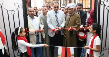 محافظ قنا يتفقد مدرسة النهضة الابتدائية بقفط بعد الانتهاء من رفع كفاءتها