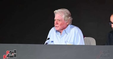مهرجان القاهرة السينمائى الـ46.. تكريم محمد عبد العزيز وخالد النبوى ومحمود عبد السميع.. عرض 24 فيلما من الكلاسيكيات.. وحسين فهمى: لا نعانى من أزمة مالية ورفضنا مليون دولار.. وفهم خاطئ للألوان وراء سحب البوستر