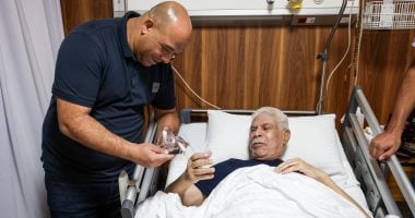 وليد صلاح الدين ولاعبو الأهلي يزورون حسن شحاتة فى المستشفى.. صور