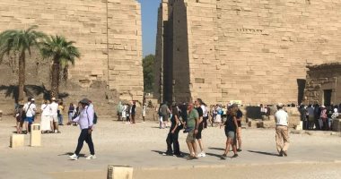 زوار العالم  يستمتعون بمعالم الأقصر الأثرية