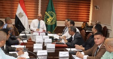 محافظ القليوبية خلال اجتماع المناطق الصناعية: إجراءات للتيسير على المستثمرين