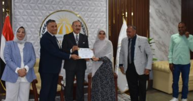 جامعة مدينة السادات تكرم الفائزين في مسابقة الموظف والعامل المثالى