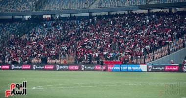 استاد القاهرة يُشعل حماس جماهير المنتخب بالأغانى الوطنية قبل لقاء غينيا.. صور