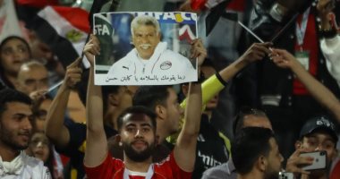 جماهير منتخب مصر تدعم حسن شحاتة بعد تعرضه لوعكة صحية