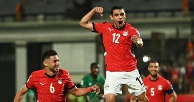 منتخب مصر يتقدم على غينيا بيساو بهدف فى الشوط الأول وسط احتفالية التأهل لكأس العالم.. محمد حمدى يسجل أول أهدافه الدولية وينضم لسباعى الهدافين فى التصفيات.. وممر شرفى من البراعم