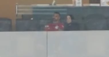 محمد صلاح وزوجته يتابعان مباراة المنتخب أمام غينيا بيساو.. فيديو