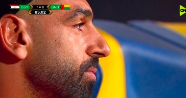 محمد صلاح يتواجد مع بدلاء منتخب مصر قبل نهاية مباراة غينيا بيساو للمشاركة بالاحتفالات