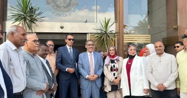 العاملون بهيئة الاستعلامات يهنئون ضياء رشوان بالقرار الرئاسي لتجديد الثقة ..صور