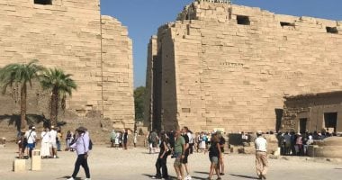 السياح يستمتعون برحلات مبهجة بين معالم الأقصر الأثرية.. صور