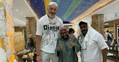 صورة اليوم.. أليكس أطول سائح بولندى طوله 2.5 متر يشترى هدايا من الأقصر