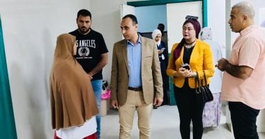 وكيل صحة بنى سويف يتفقد حالة مصابى حادث انقلاب سيارة عمال بالواسطى
