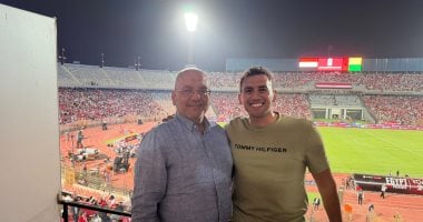 البطل الأولمبى أحمد الجندى يحتفل بتأهل منتخب مصر إلى كأس العالم مع والده