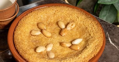 طريقة عمل طاجن البسبوسة بالمكسرات.. دلعى أولادك وضيوفك
