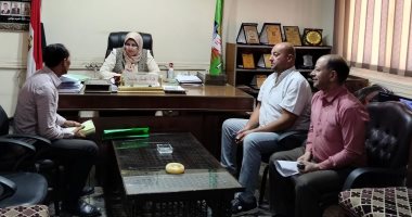 رئيس مدينة قويسنا تستقبل المواطنين لبحث مطالبهم وتتابع صيانة الإنارة فى القرى