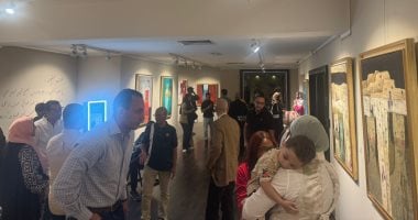 رئيس جامعة حلوان يفتتح معرض طيات السكون لمحمود حامد