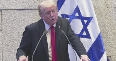النائبان أيمن عودة وعوفر كاسيف يقاطعان خطاب ترامب برفع لافتات احتجاجية
