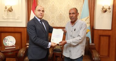 محافظ كفر الشيخ يُسلّم 15 عقد تقنين أراضي أملاك دولة للمستفيدين.. صور