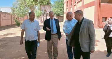 مدير تعليم أسيوط يتابع حالة الطلاب المصابين فى حادث سقوط تروسيكل بمصرف زراعى