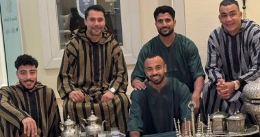 أفشة ينشر صوراً بالزي المغربي بصحبة الصقر والسد العالى